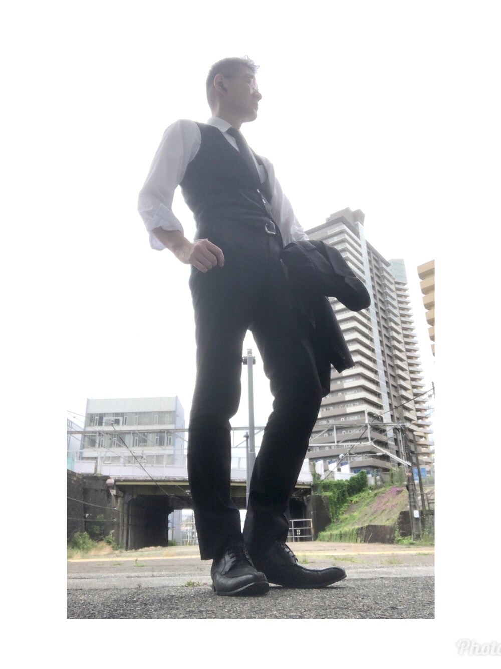 「通勤コーデ、スーツスタイル、ベスト」｜「madrasのアイテム（ドレスシューズ、ブラック系）」を使った、Takaさん（メンズ・183cm）の夏コーディネートの1枚目の写真