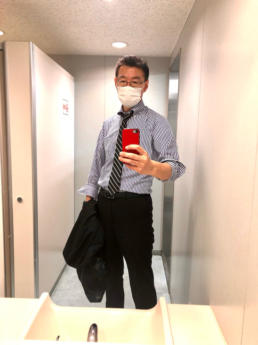 「AOYAMAのアイテム（スーツセット、ブラック系）」を使った、Takaさん（メンズ・183cm）の夏コーディネートの1枚目の写真
