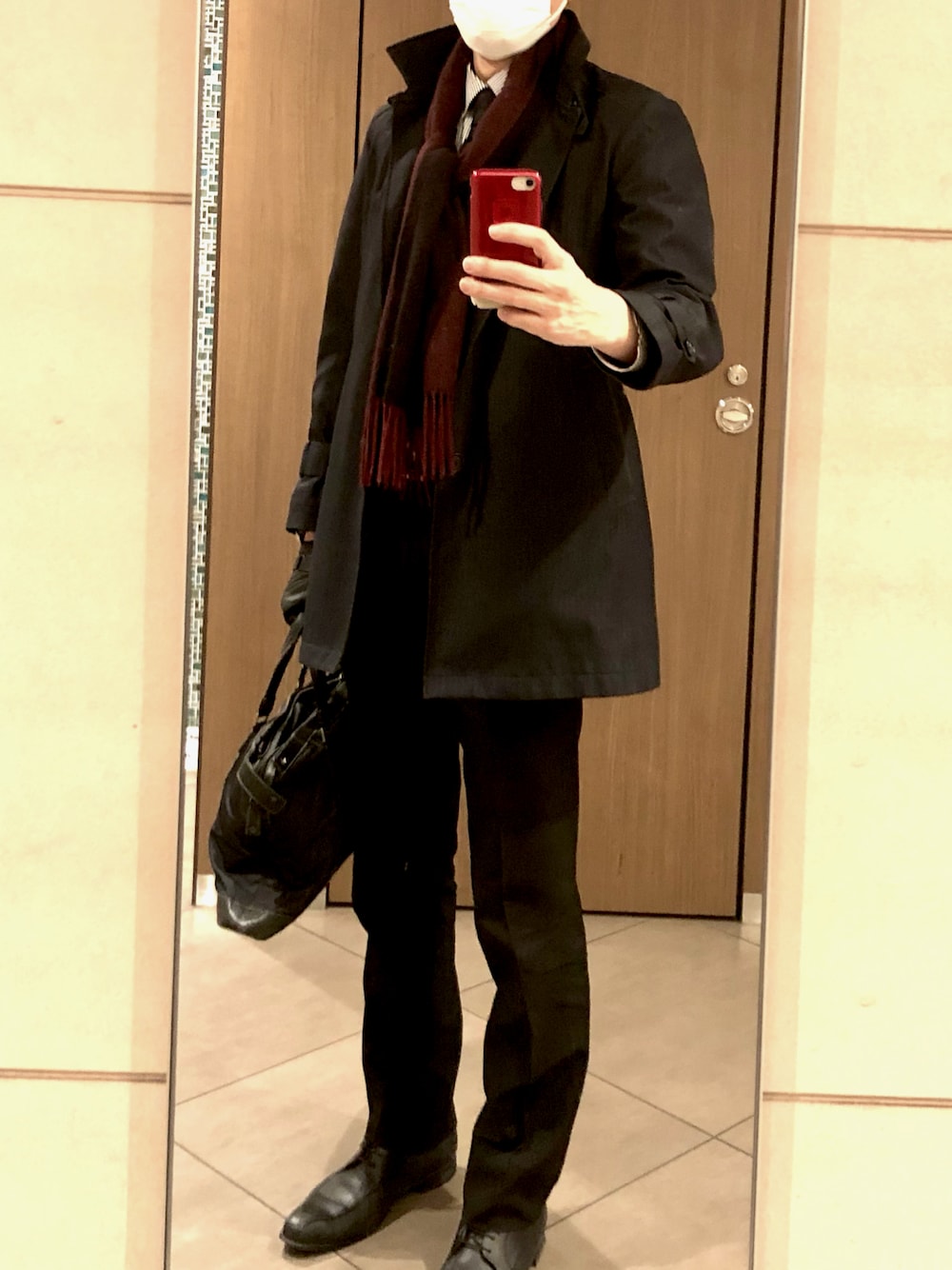 「通勤コーデ、マフラー」｜「AEON STYLEのアイテム（トレンチコート、ブラック系）」を使った、Takaさん（メンズ・183cm）の春コーディネートの1枚目の写真