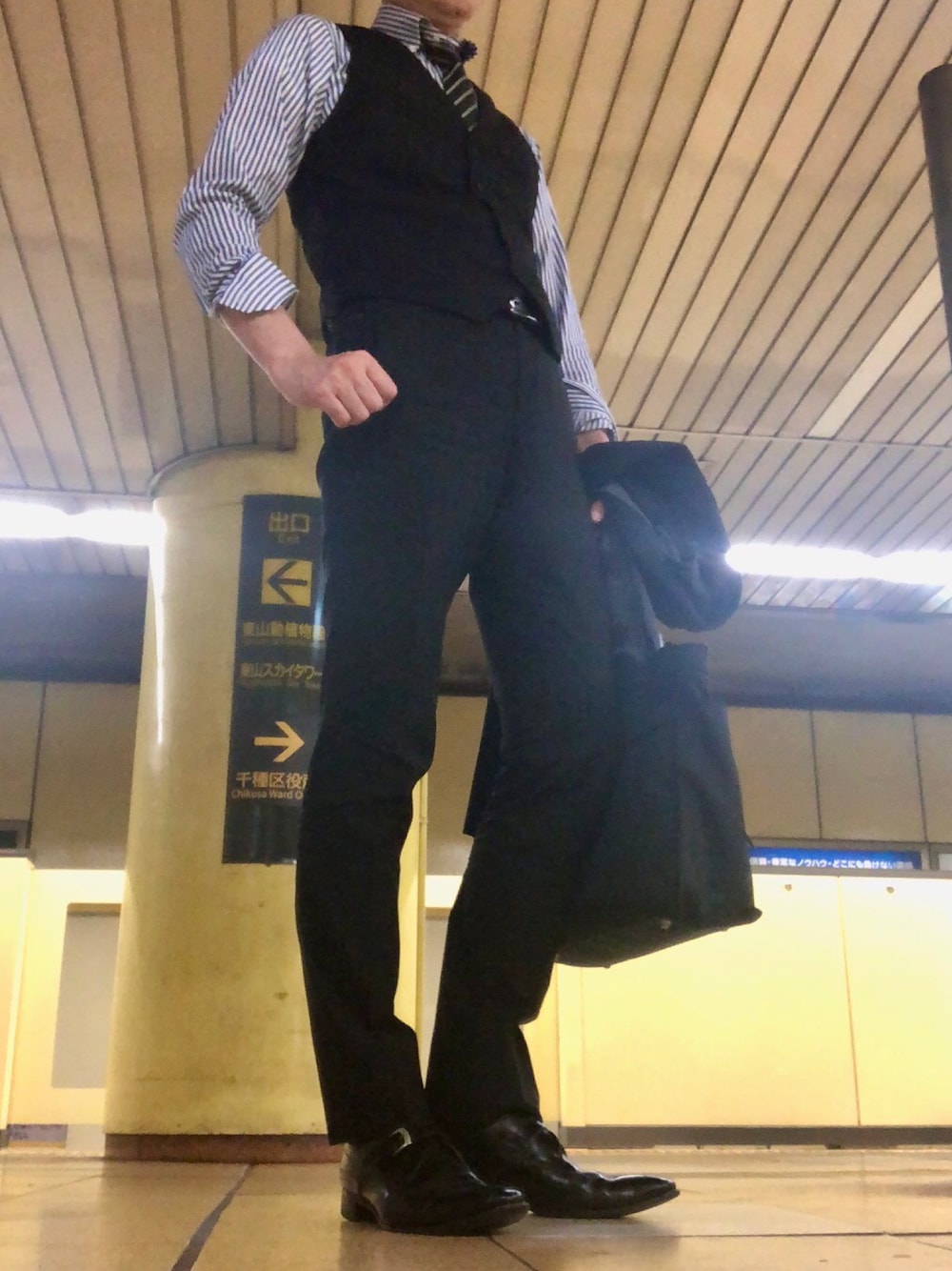「トートバック、通勤コーデ、スーツ」｜「REGALのアイテム（ドレスシューズ、ブラック系）」を使った、Takaさん（メンズ・183cm）の秋コーディネートの1枚目の写真