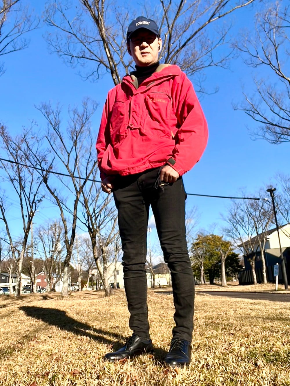 「散歩、冬コーデ」｜「GLACIERのアイテム（マウンテンパーカー、レッド系）」を使った、Takaさん（メンズ・183cm）の冬コーディネートの1枚目の写真
