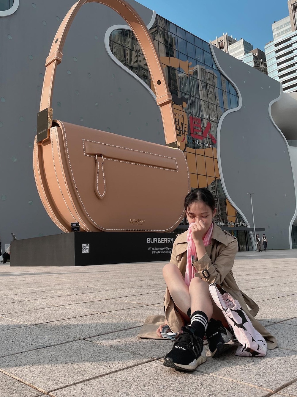 「台中國家歌劇院」｜「marimekkoのアイテム（トートバッグ、ピンク系）」を使った、Doremiさん（レディース・152cm）の秋コーディネートの1枚目の写真