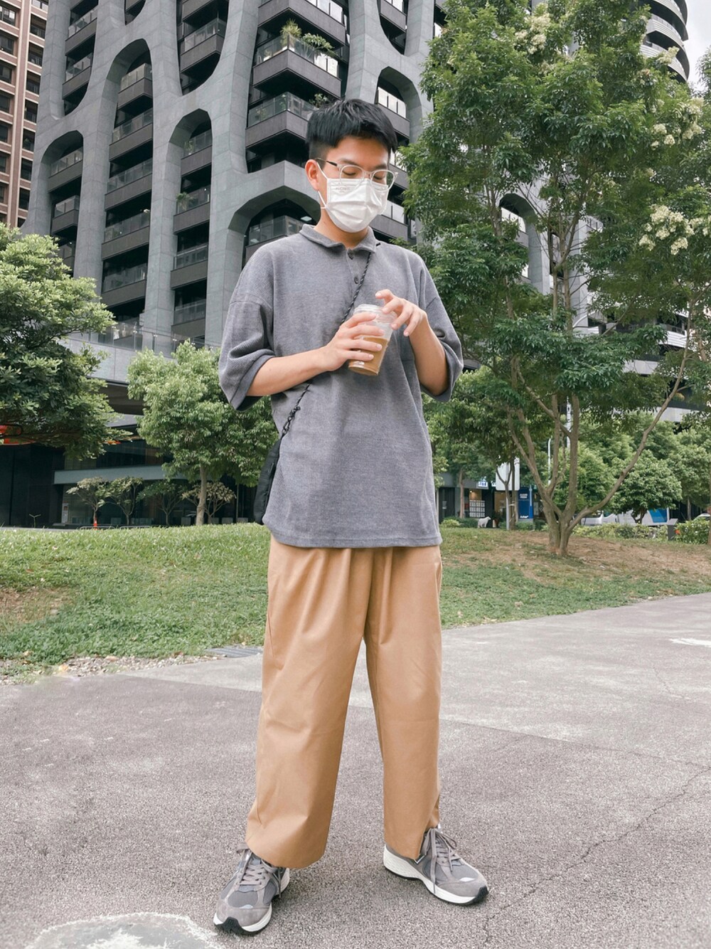 「ootd、夏、球鞋、国潮、日系極簡、New Balance、Taiwan、街頭穿搭、古着MIX」｜「NEW BALANCEのアイテム（シューズ、グレー系）」を使った、陳さん（メンズ・171cm）の夏コーディネートの1枚目の写真