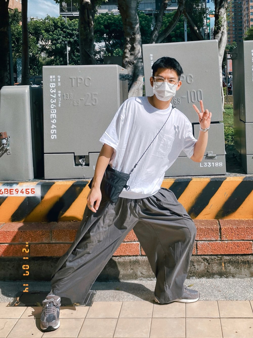 「ootd、日系極簡、New Balance、outfit、古着、白Tシャツ」｜「NEW BALANCEのアイテム（シューズ、グレー系）」を使った、陳さん（メンズ・171cm）の夏コーディネートの1枚目の写真