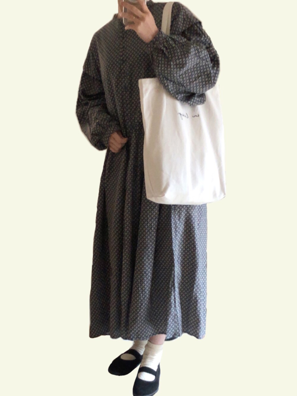 「トートバッグ、シャツワンピ、低身長、うわばき、150cm、低身長コーデ、150cmコーデ」｜「MoonStarの【MOONSTAR / ムーンスター】BALLET SHOES バレエスリッポン／上履きスニーカー（バレエシューズ、ブラック系）」を使った、mini3さん（レディース・150cm）の秋コーディネートの1枚目の写真