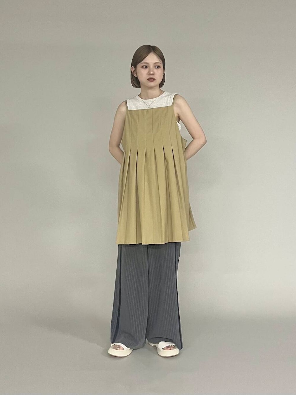 「きれいめカジュアル、カジュアルコーデ、サンダル、kbf_ootd、KBF、低身長、タンクトップ、夏コーデ、パンツスタイル、低身長コーデ、厚底サンダル、ゆったりコーデ、厚底シューズ、ミニワンピース、骨格ナチュラル」｜「KBFのクロップドタンクトップ（タンクトップ、ベージュ系）」を使った、serikaさん（レディース・153cm）の夏コーディネートの1枚目の写真