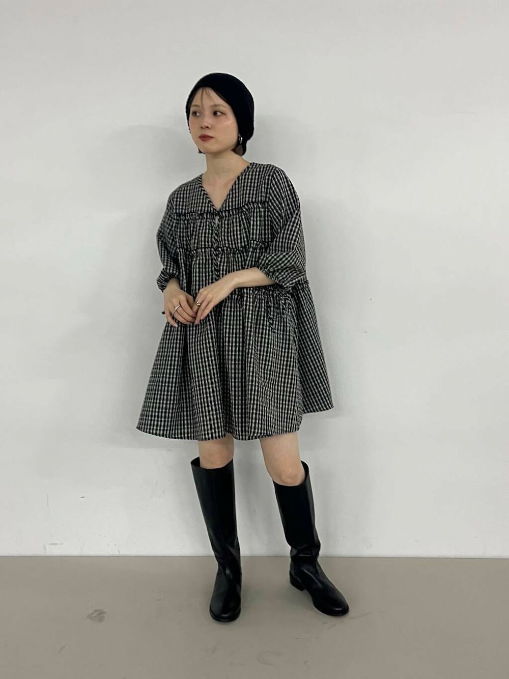 「ワンピース、シンプルコーデ、kbf_ootd、KBF、ロングブーツ、低身長、雨の日コーデ、夏コーデ、サマーニット、低身長コーデ、ミニワンピース、骨格ナチュラル、夏ワンピース、ニットビーニー、ハーフパンツ」｜「KBFのサマーイージーニットビーニー（ニットキャップ/ビーニー、ブラック系）」を使った、serikaさん（レディース・153cm）の夏コーディネートの1枚目の写真