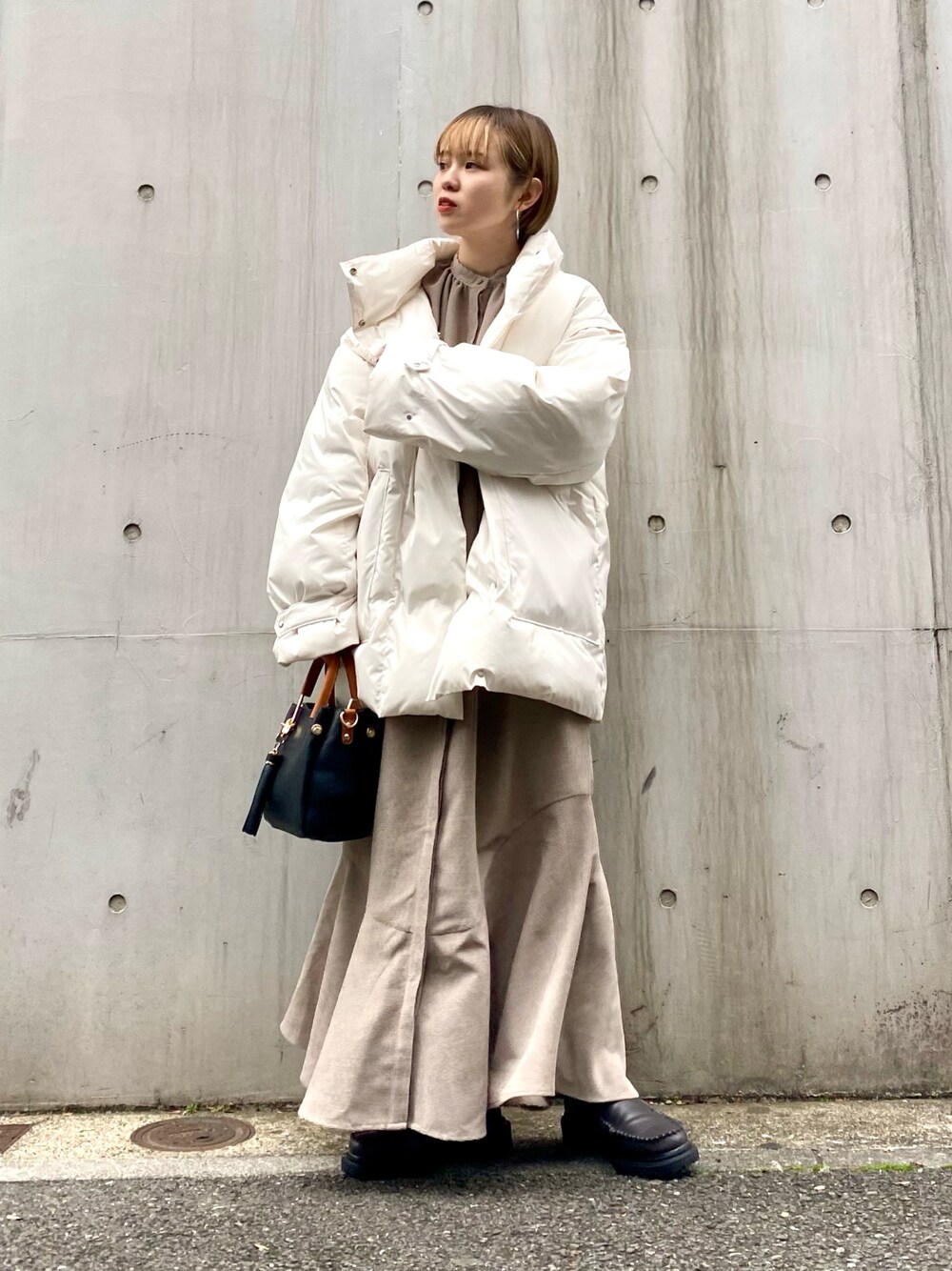 「KBF、kbf_ootd、ワンピース、ダウンジャケット、キレイめ、シンプルコーデ、ボリューム袖、冬コーデ、アウター、ロングワンピース、低身長、あったかコーデ、クリスマスに着たい服」｜「KBFのサイドゴアブーツ（ブーツ、グレー系）」を使った、serikaさん（レディース・153cm）の冬コーディネートの1枚目の写真