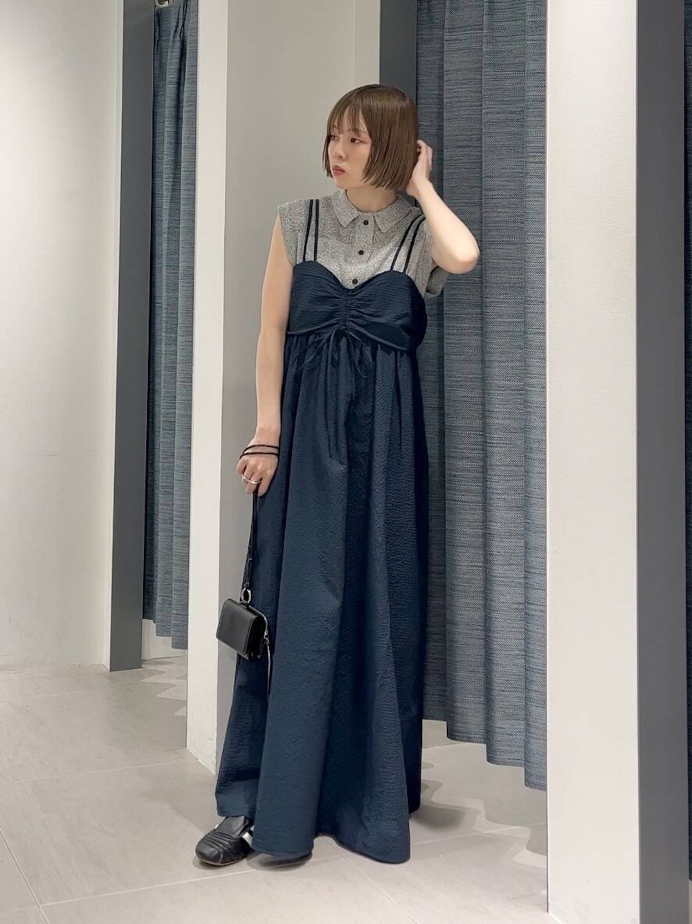 「ワンピース、キャミワンピース、チェック、シンプルコーデ、kbf_ootd、KBF、低身長、マキシ丈ワンピース、夏コーデ、サマーニット、低身長コーデ、ニットシャツ、骨格ナチュラル、ノースリーブトップス、夏ワンピース」｜「KBFのポーチ付きウォレット（財布、ブラック系）」を使った、serikaさん（レディース・153cm）の春コーディネートの1枚目の写真