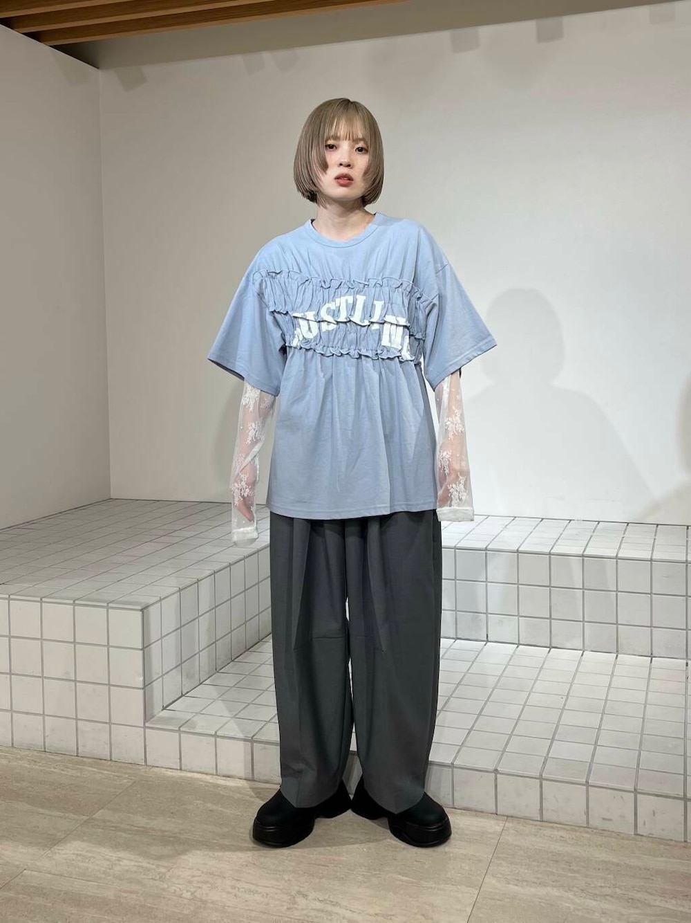 「スラックス、Tシャツ、kbf_ootd、KBF、レイヤードスタイル、低身長、春コーデ、春服、パンツスタイル、newarrival、低身長コーデ、20代、レーストップス、春夏コーデ、厚底シューズ」｜「KBFのサボベルトサンダル（サンダル、ブラック系）」を使った、serikaさん（レディース・153cm）の春コーディネートの1枚目の写真