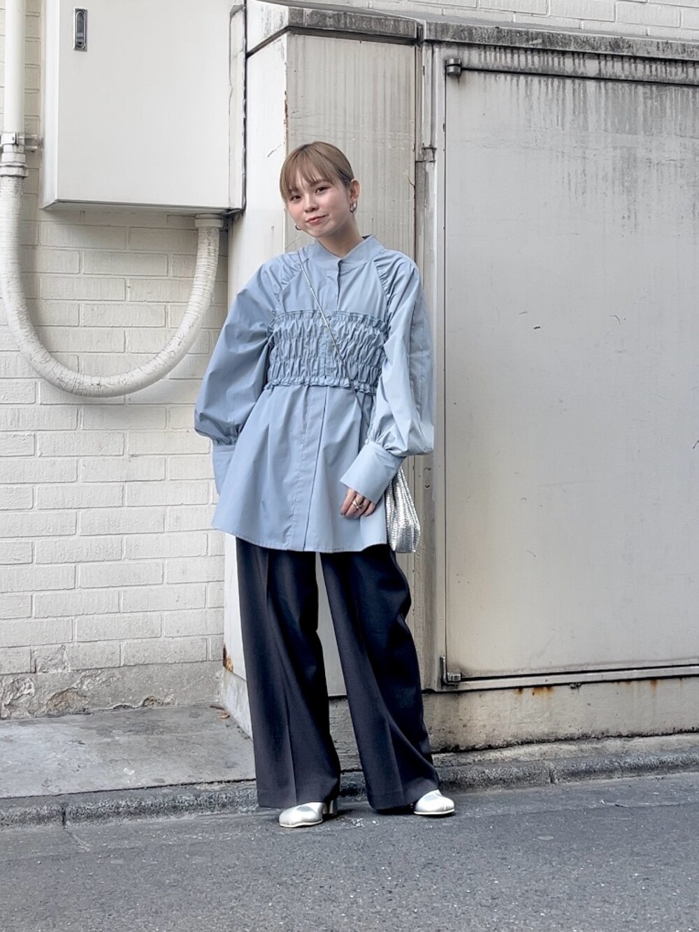 「KBF、kbf_ootd、お出かけコーデ、ショルダーバッグ、シンプルコーデ、ブーツ、パンツスタイル、春コーデ、ブラウス、カラーコーデ、ビスチェ、カラー×コーデ、低身長、低身長コーデ、春色」｜「KBFのシャーリングビスチェSETブラウス（シャツ/ブラウス、ブルー系）」を使った、serikaさん（レディース・153cm）の冬コーディネートの1枚目の写真