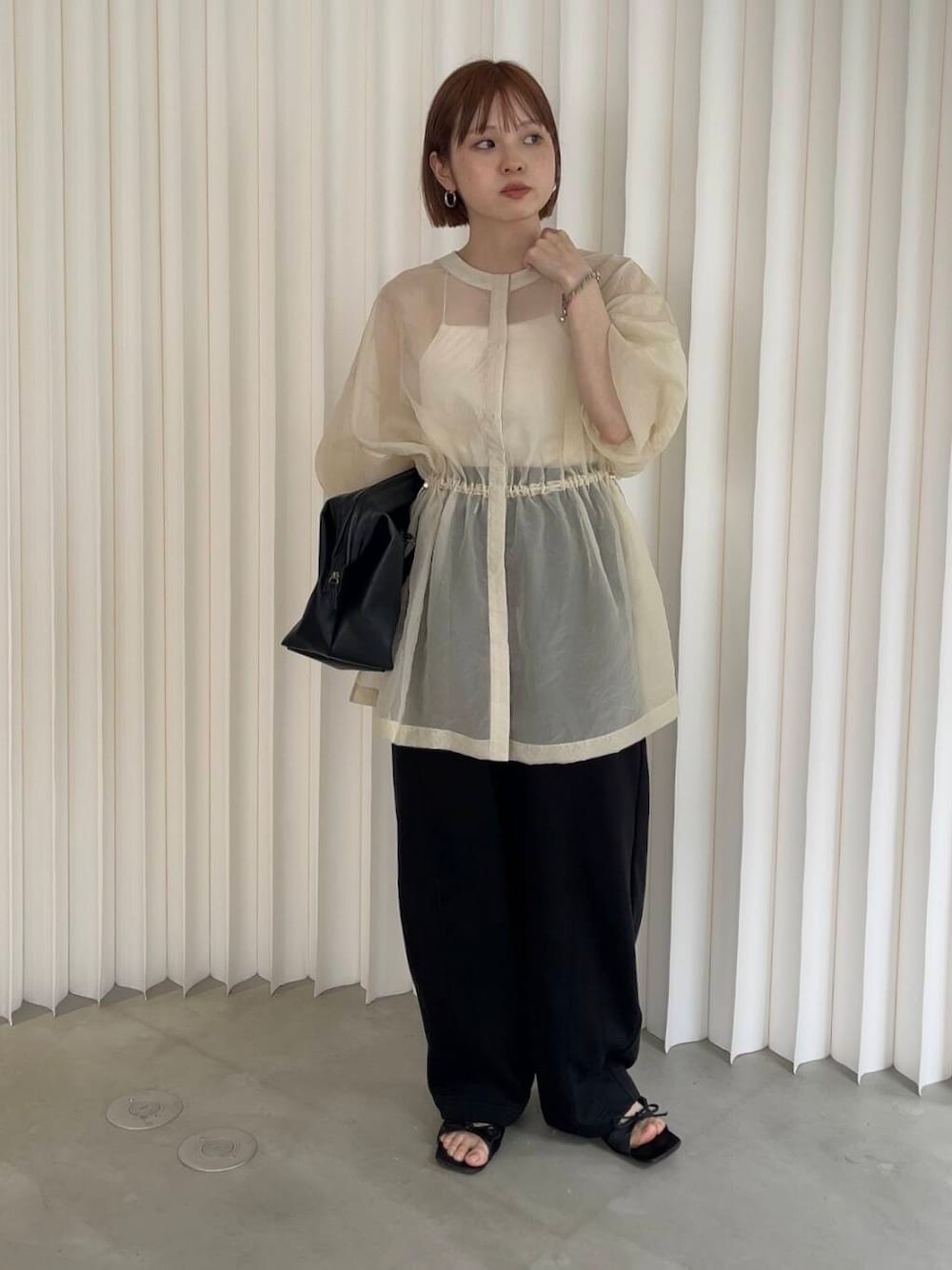 「イージーパンツ、きれいめカジュアル、サンダル、kbf_ootd、KBF、低身長、夏コーデ、パンツスタイル、newarrival、ボストンバッグ、低身長コーデ、シアートップス、スウェットパンツ、紫外線対策、骨格ナチュラル」｜「KBFのサテンリボンミュール（サンダル、ブラック系）」を使った、serikaさん（レディース・153cm）の夏コーディネートの1枚目の写真