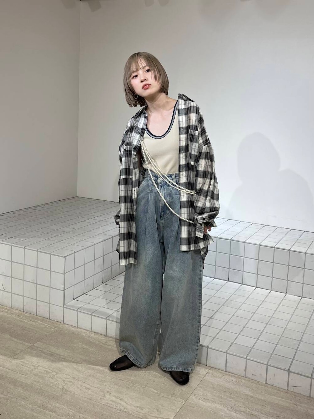「デニム、チェックシャツ、RODESKO、kbf_ootd、KBF、低身長、タンクトップ、春コーデ、春服、パンツスタイル、newarrival、低身長コーデ、春夏コーデ、カジュアル、ビッグシャツ」｜「KBFのペインターWIDEデニム（デニムパンツ、ブルー系）」を使った、serikaさん（レディース・153cm）の春コーディネートの1枚目の写真