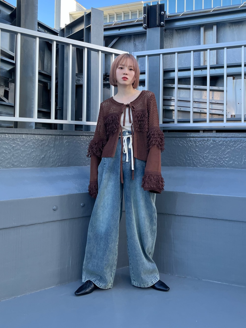 「KBF、kbf_ootd、最近のいい感じコーデ、2025SS 、ニット、春ニット、デニム、キャミソール、きれいめカジュアル、ゆるニット、低身長、低身長コーデ、骨格ナチュラル、春コーデ」｜「KBFのスパゲティストラップカップ付きキャミ（キャミソール、ベージュ系）」を使った、serikaさん（レディース・153cm）の冬コーディネートの1枚目の写真