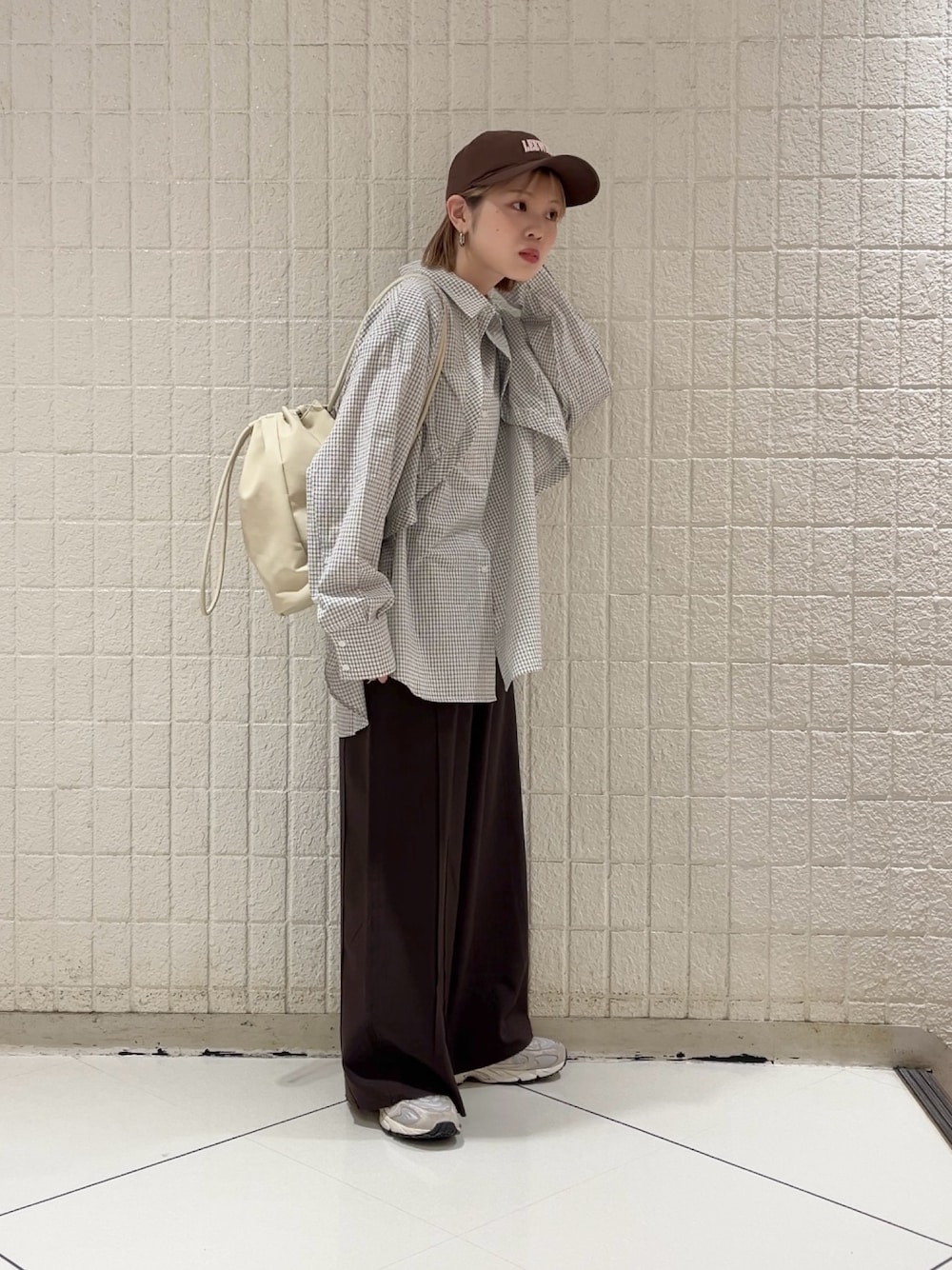 「KBF、kbf_ootd、楽チンコーデ、春服、パンツスタイル、ラフコーデ、アウターコーデ、スラックス、シャツスタイル、シャツコーデ、キャップ、低身長、低身長コーデ、骨格ナチュラル、春コーデ」｜「KBFのチェックレイヤードBIGシャツ（シャツ/ブラウス、ホワイト系）」を使った、serikaさん（レディース・153cm）の冬コーディネートの1枚目の写真