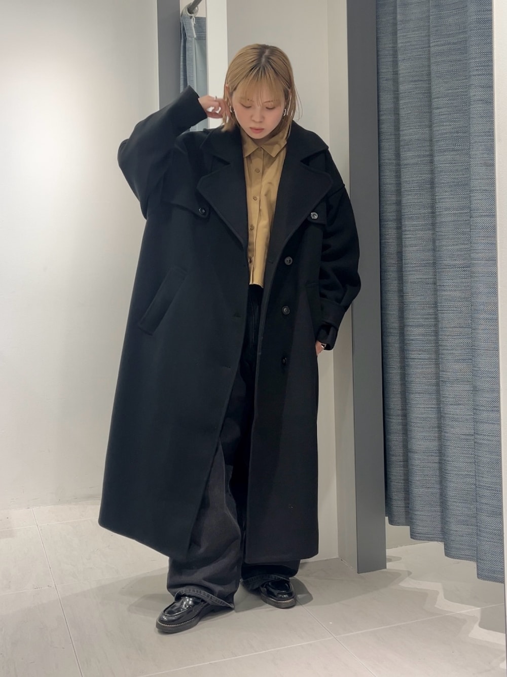 「KBF、kbf_ootd、冬アウター、最近のいい感じコーデ、冬コーデ、きれいめカジュアル、ロングコート、デニム、シャツスタイル、シャツコーデ、低身長、低身長コーデ、骨格ナチュラル」｜「KBFのBIGポケットデザインデニム（デニムパンツ、ブラック系）」を使った、serikaさん（レディース・153cm）の秋コーディネートの1枚目の写真