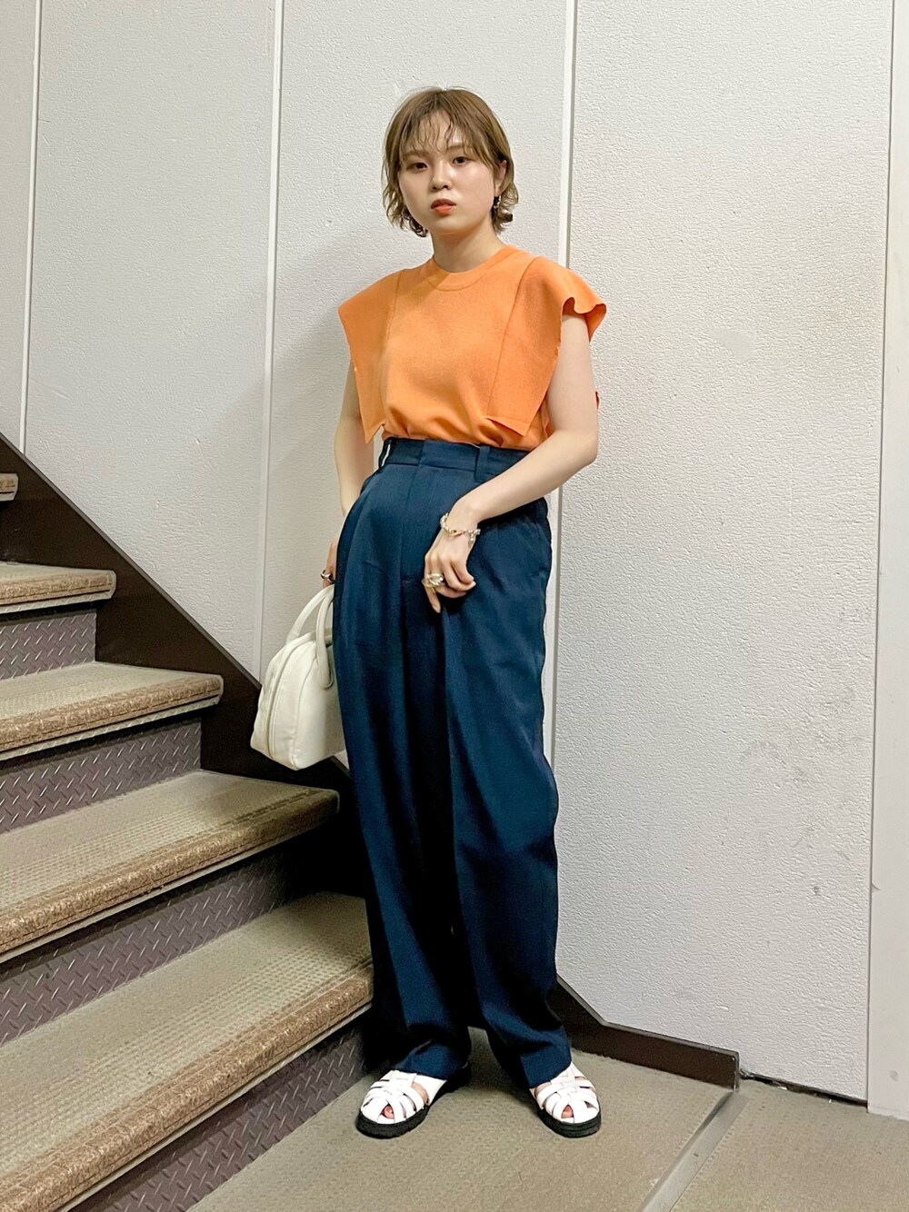 「KBF、kbf_ootd、低身長コーデ、オレンジ、カラーコーデ、タックイン、ノースリーブ、夏コーデ、サマーニット、スラックス、グルカサンダル、ボストンバッグ、大人カジュアル、カラーパンツ」｜「KBFのフレアスリーブデザインニット（ニット/セーター、オレンジ系）」を使った、serikaさん（レディース・153cm）の夏コーディネートの1枚目の写真