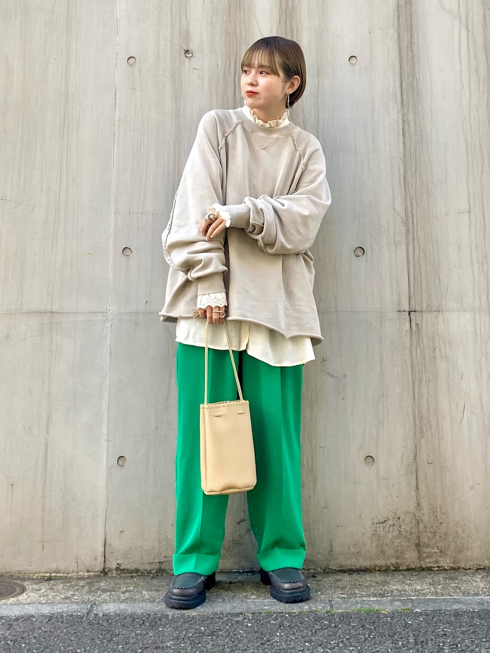 「KBF、kbf_ootd、私の推しブランド、大人カジュアル、スウェット、カラーパンツ、グリーン、ミニバッグ、フリル、レイヤードスタイル、ブーツ、オーバーサイズ、スカート、カラーパレット」｜「KBFのセンタープレスWIDEストレートパンツ（その他パンツ、グリーン系）」を使った、serikaさん（レディース・153cm）の冬コーディネートの1枚目の写真