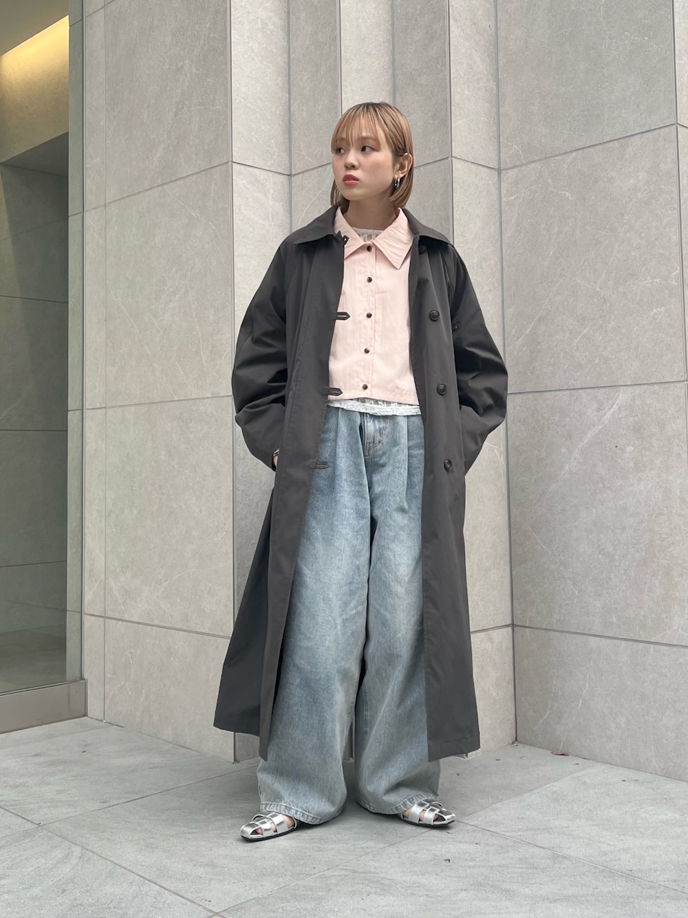 「KBF、kbf_ootd、ロングコート、デニム、シャツスタイル、レース、ステンカラーコート、春コーデ、春アウター、Coming soon…、低身長、低身長コーデ、骨格ナチュラル」｜「KBFのBACKスリットステンカラーコート（ステンカラーコート、グレー系）」を使った、serikaさん（レディース・153cm）の冬コーディネートの1枚目の写真