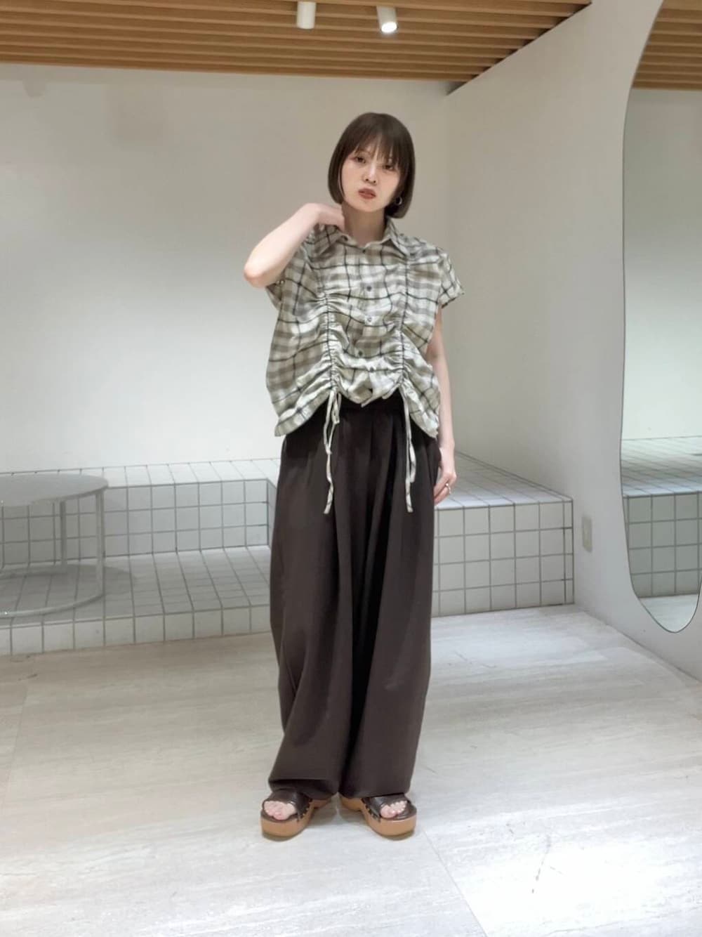 「チェック、チェックシャツ、カジュアルコーデ、サンダル、kbf_ootd、KBF、低身長、夏コーデ、パンツスタイル、低身長コーデ、サボサンダル、楽ちんスタイル、厚底シューズ、骨格ナチュラル、私のイチ推しブランド」｜「KBFのバックオープンベストセットアップ（セットアップ、ブラウン系）」を使った、serikaさん（レディース・153cm）の春コーディネートの1枚目の写真
