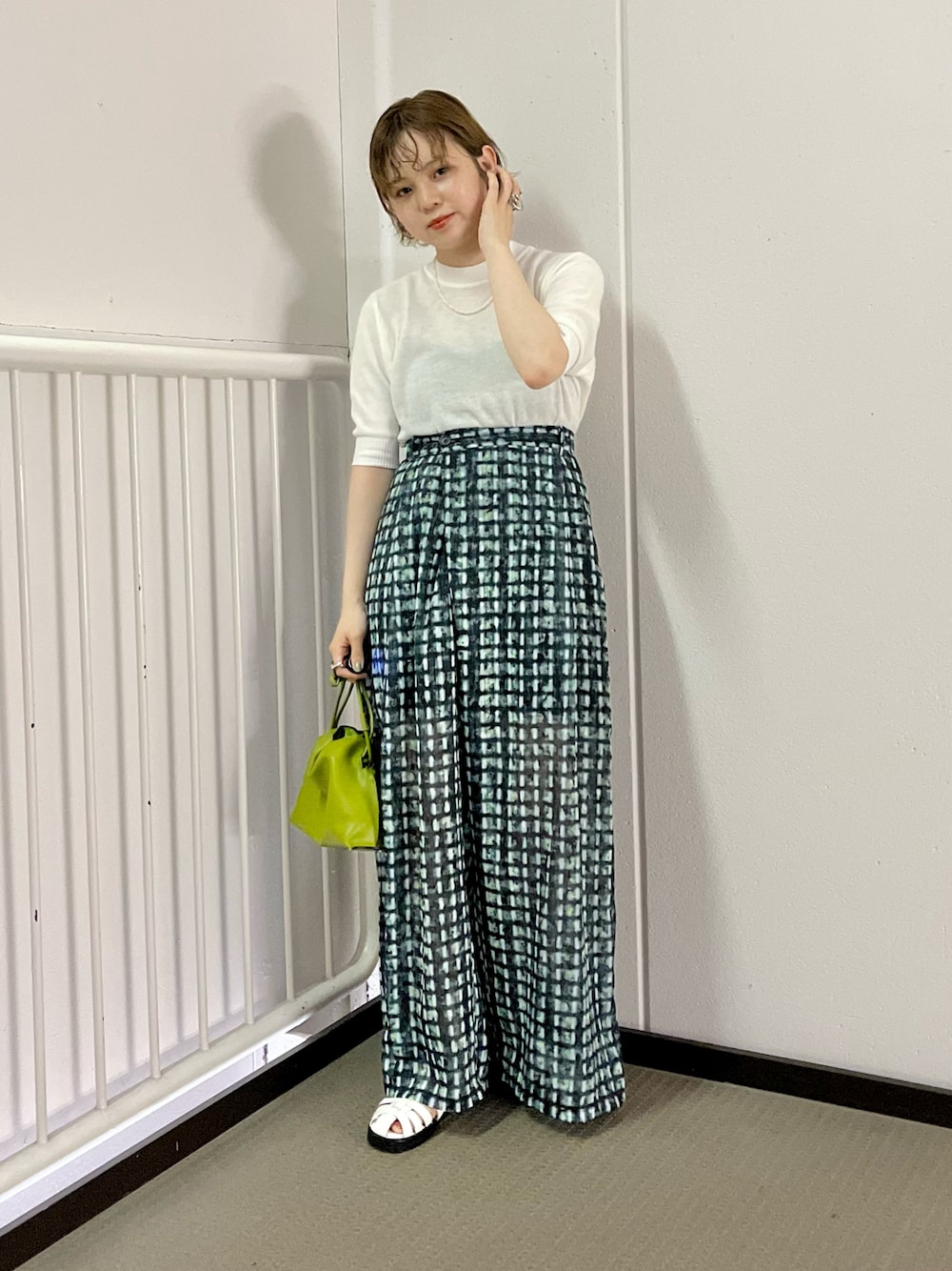 「KBF、kbf_ootd、パンツスタイル、大人カジュアル、リラックススタイル、低身長コーデ、柄パンツ、ワイドパンツ、サマーニット、夏コーデ、今日のコーデ、ミニバッグ、グルカサンダル、オトナカワイイ」｜「KBFのドビープリントワイドパンツ（その他パンツ、グリーン系）」を使った、serikaさん（レディース・153cm）の夏コーディネートの1枚目の写真