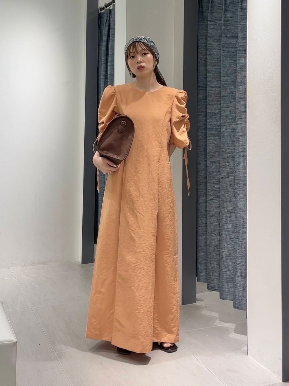 「ワンピース、シンプルコーデ、サンダル、kbf_ootd、KBF、スカーフ、低身長、newarrival、休日スタイル、ボストンバッグ、低身長コーデ、トングサンダル、春夏コーデ、骨格ナチュラル、私のイチ推しブランド」｜「KBFのヴィンテージライクボストンBAG（ボストンバッグ、ブラウン系）」を使った、serikaさん（レディース・153cm）の春コーディネートの1枚目の写真