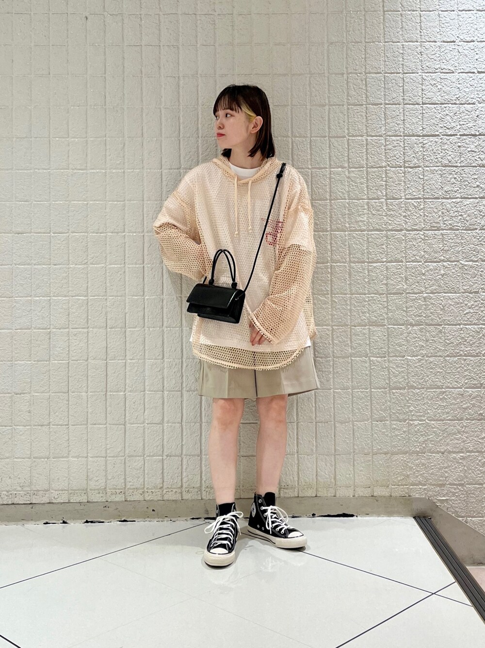 「春コーデ、休日スタイル、ショルダーバッグ、ベージュ、コンバース、レイヤードスタイル、シアートップス、カジュアルコーデ、低身長コーデ、メッシュ、ビッグシルエット、ハーフパンツ、ラクチンコーデ、パンツコーデ、ミニバッグ」｜「KBFのメッシュフーディープルオーバー（その他トップス、ホワイト系）」を使った、serikaさん（レディース・153cm）の春コーディネートの1枚目の写真