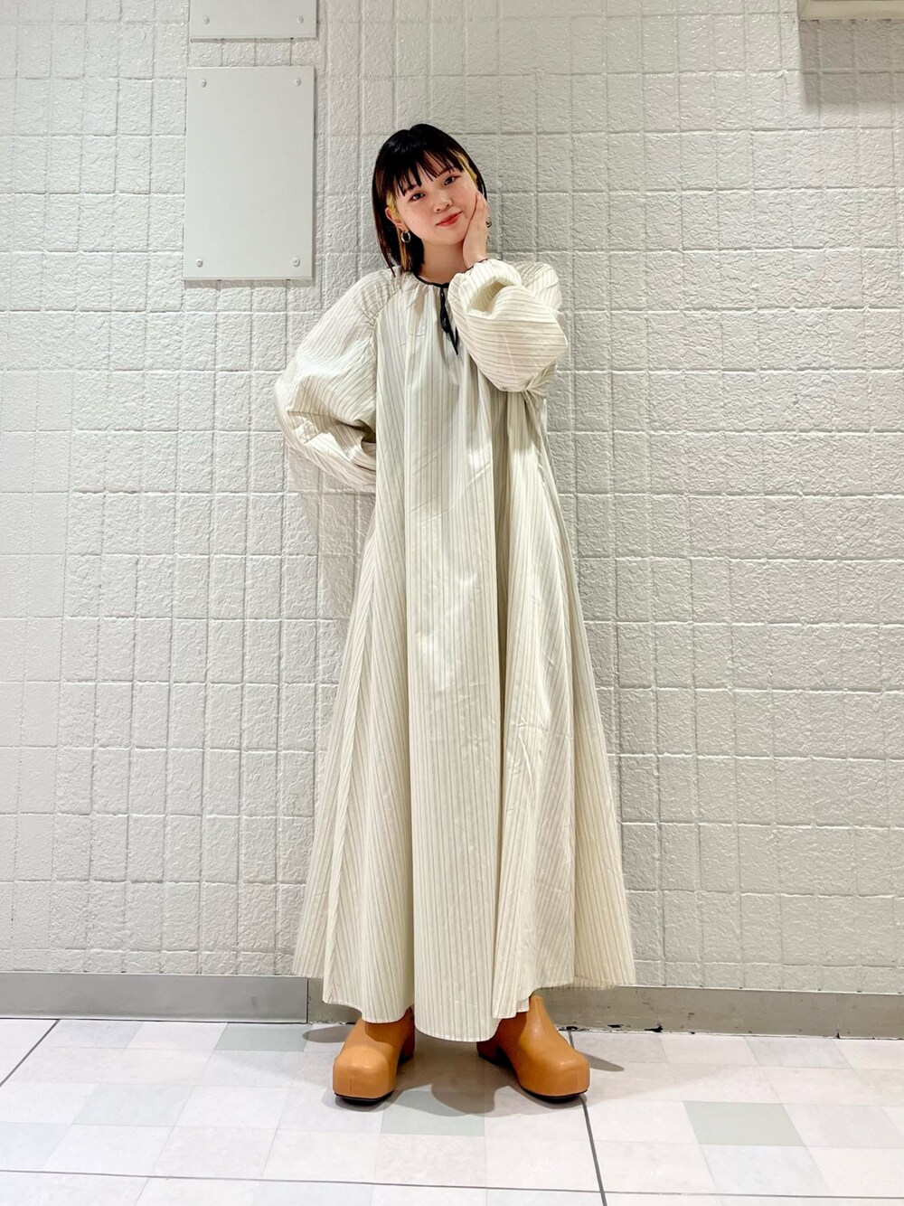 「春コーデ、ボリューム袖、ベージュ、シンプルコーデ、低身長コーデ、オトナカジュアル、ワンピース、サボ、ストライプ、厚底シューズ、春色、厚底サンダル、KBF、kbf_ootd」｜「KBFのギャザースリーブストライプワンピース（ワンピース、ベージュ系）」を使った、serikaさん（レディース・153cm）の春コーディネートの1枚目の写真