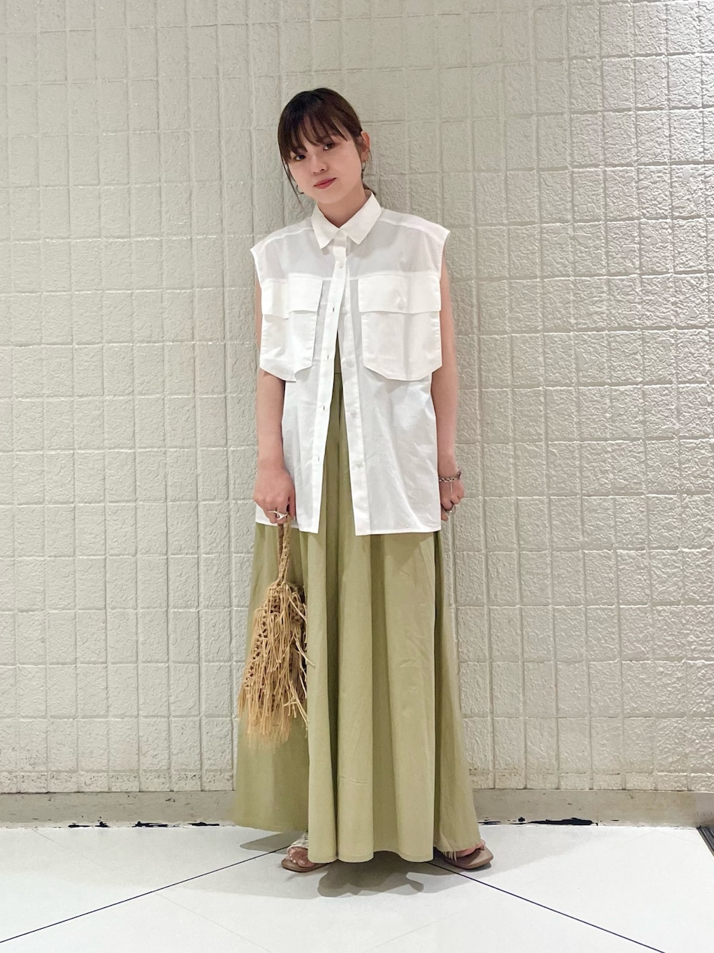 「KBF、kbf_ootd、夏コーデ、ビッグシルエット、ワンピース、お出かけコーデ、シンプルスタイル、シャツスタイル、夏小物、ドッキングワンピ、低身長、ロングワンピース、白シャツ」｜「KBFのBIGポケットディティールブラウス（シャツ/ブラウス、ホワイト系）」を使った、serikaさん（レディース・153cm）の夏コーディネートの1枚目の写真