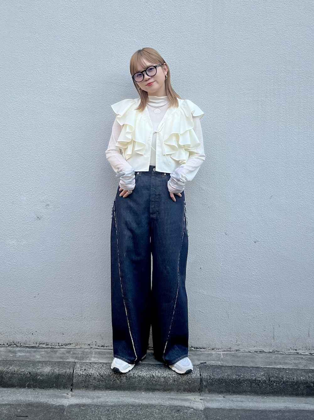 「KBF、kbf_ootd、休日スタイル、デニム、スニーカー、メガネ女子、春コーデ、骨格ナチュラル、フリル、低身長コーデ、低身長、レイヤードスタイル、春のおしゃ見えテクニック」｜「KBFのグラフィックプリントTEE（Tシャツ/カットソー、ホワイト系）」を使った、serikaさん（レディース・153cm）の冬コーディネートの1枚目の写真