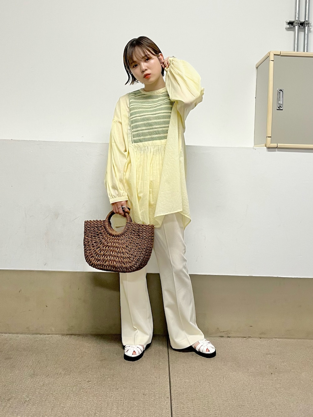 「KBF、kbf_ootd、ブラウス、かごバッグ、お出かけコーデ、フレアパンツ、グルカサンダル、パンツスタイル、ゆるコーデ、ボリューム袖、カジュアルコーデ、カラーコーデ、春夏コーデ、低身長、白パンツ」｜「RODE SKOのラウンドハンドルかごバッグ（ハンドバッグ、ブラウン系）」を使った、serikaさん（レディース・153cm）の春コーディネートの1枚目の写真