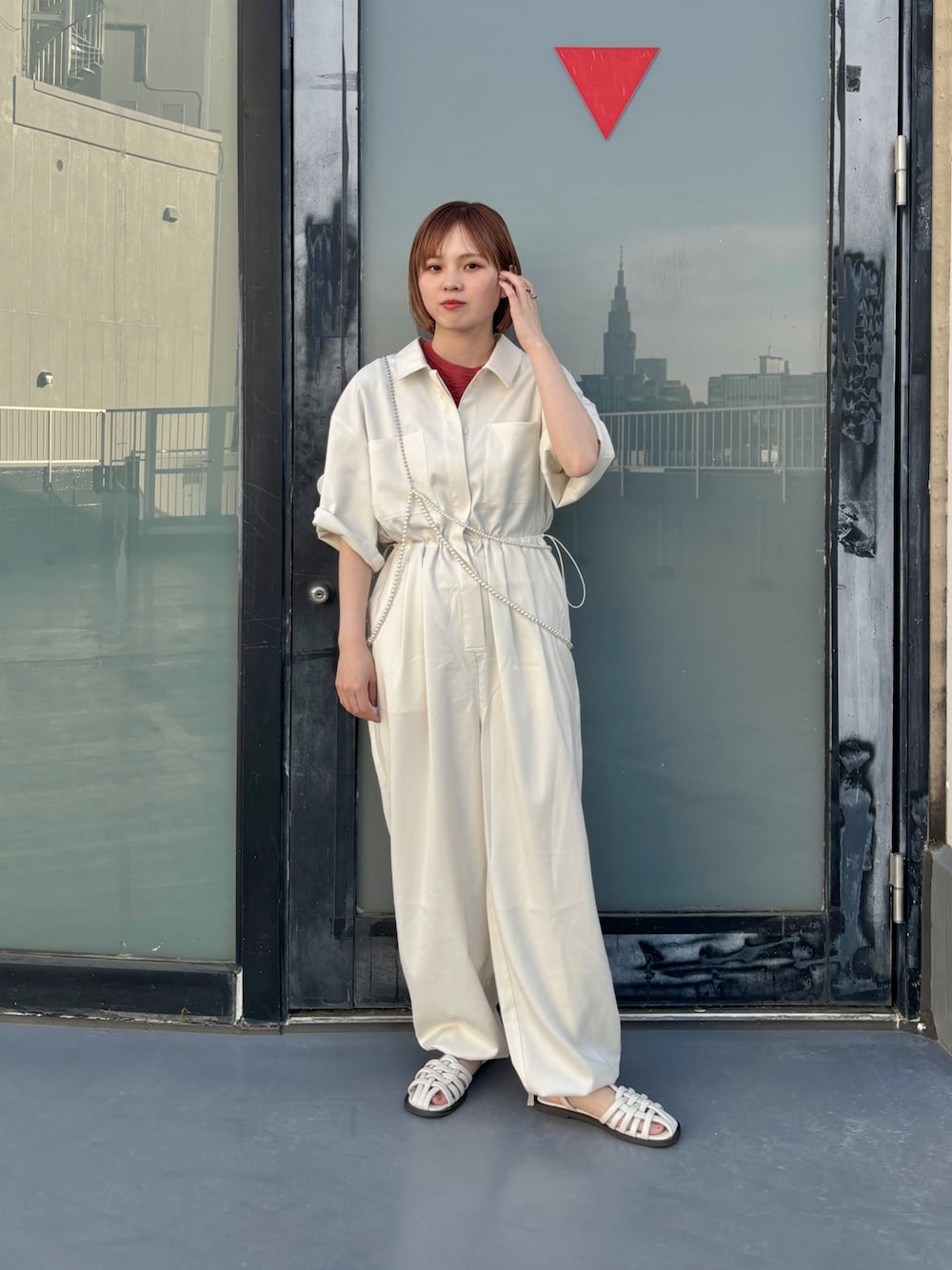 「KBF、kbf_ootd、シンプルコーデ、春夏コーデ、アウトドアスタイル、低身長コーデ、グルカサンダル、初夏コーデ、ジャンプスーツ、骨格ナチュラル、オールインワン、サンダルコーデ、楽チンコーデ、ホワイトコーデ」｜「KBFのコクーンWIDEジャンプスーツ（サロペット/オーバーオール、ホワイト系）」を使った、serikaさん（レディース・153cm）の春コーディネートの1枚目の写真