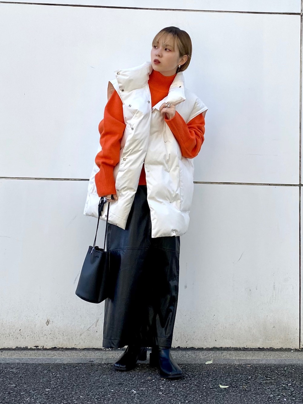 「KBF、kbf_ootd、タイトスカート、ダウンジャケット、カラーニット、冬コーデ、レザースカート、モード、ブーツ、シンプルコーデ、お出かけコーデ、大人コーデ、オレンジ、マイベストコーデ2021」｜「KBFのスクエアトゥストレッチブーツ（ブーツ、ブラック系）」を使った、serikaさん（レディース・153cm）の秋コーディネートの1枚目の写真