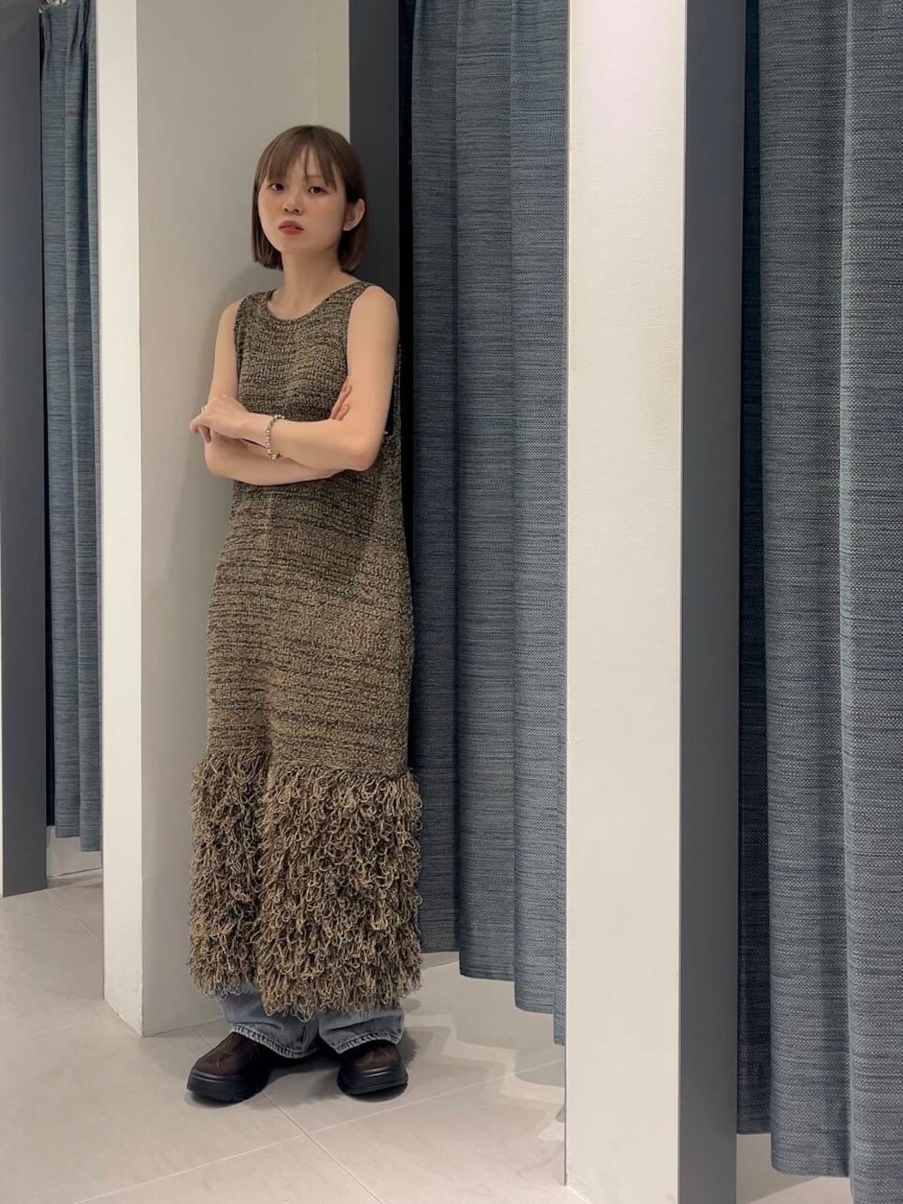 「ワンピース、大人カジュアル、デニム、スニーカー、ブラウン、シンプルコーデ、ニットワンピース、kbf_ootd、KBF、スリッポン、低身長、夏コーデ、パンツスタイル、サマーニット、低身長コーデ」｜「KBFのBIGポケットデザインデニム（デニムパンツ、ブルー系）」を使った、serikaさん（レディース・153cm）の夏コーディネートの1枚目の写真