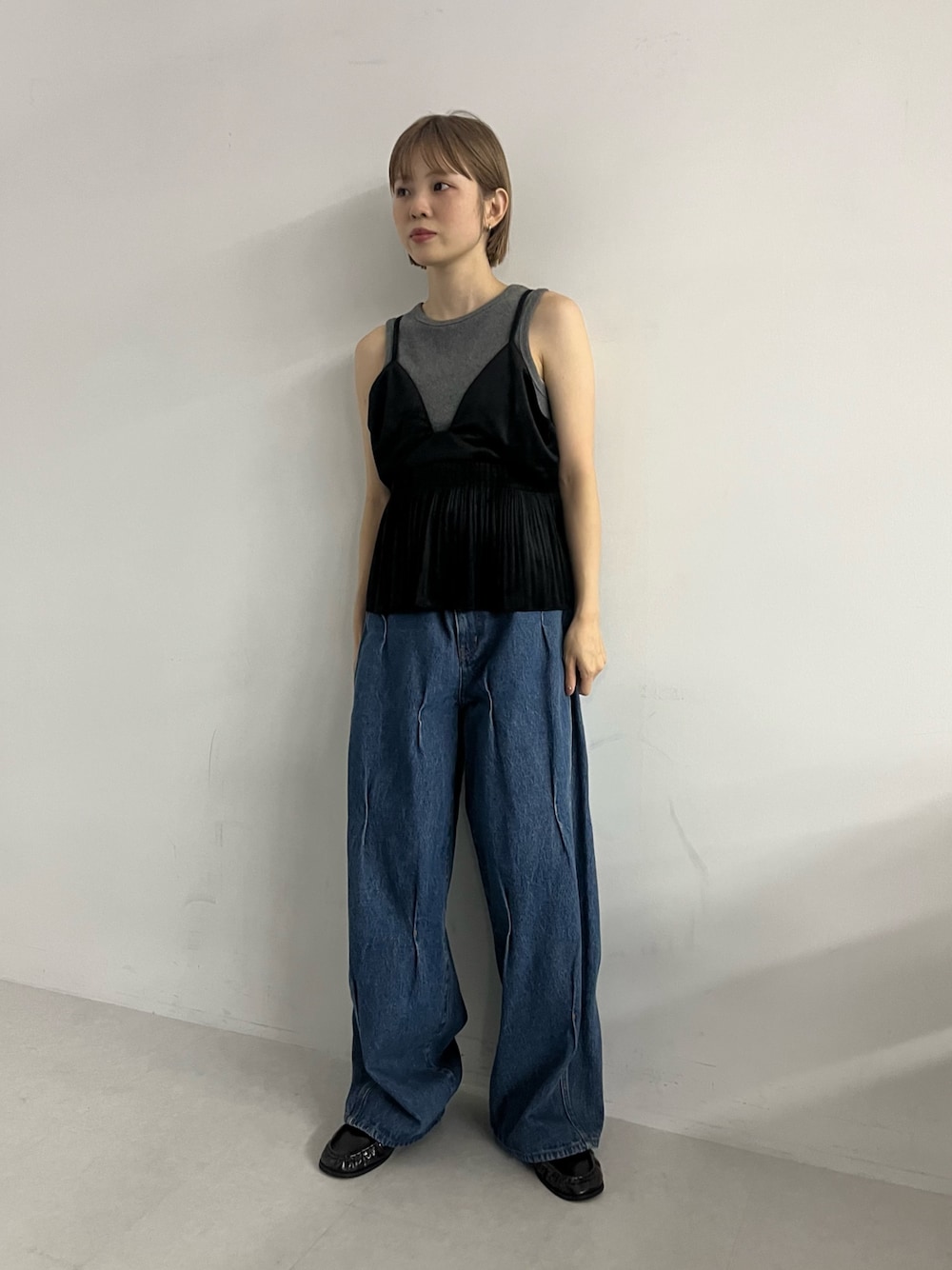 ブルー系のデニムパンツ、ブラック系のローファー、ブラック系のワンピースを着用したレディースの夏コーディネートの1枚目の写真