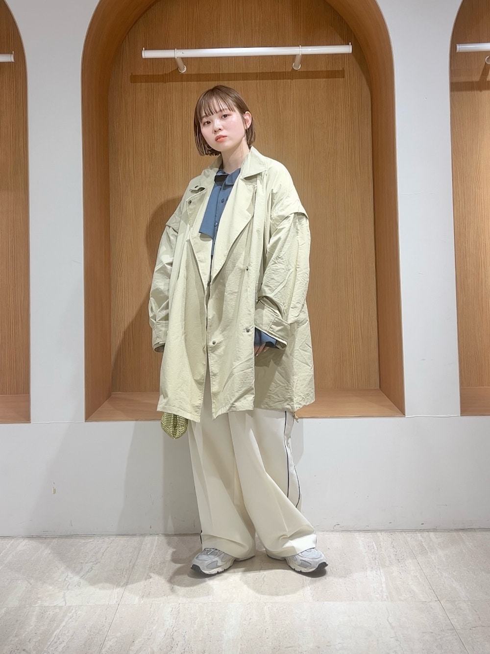 「春色、KBF、kbf_ootd、スニーカー、春アウター、春コーデ、パンツコーデ、スラックス、ブラウス、フリルブラウス、24SS春の新作、ラインパンツ、骨格ナチュラル、スポーツミックス」｜「KBFのステンカラーBIGポンチョ（ポンチョ、ベージュ系）」を使った、serikaさん（レディース・153cm）の冬コーディネートの1枚目の写真