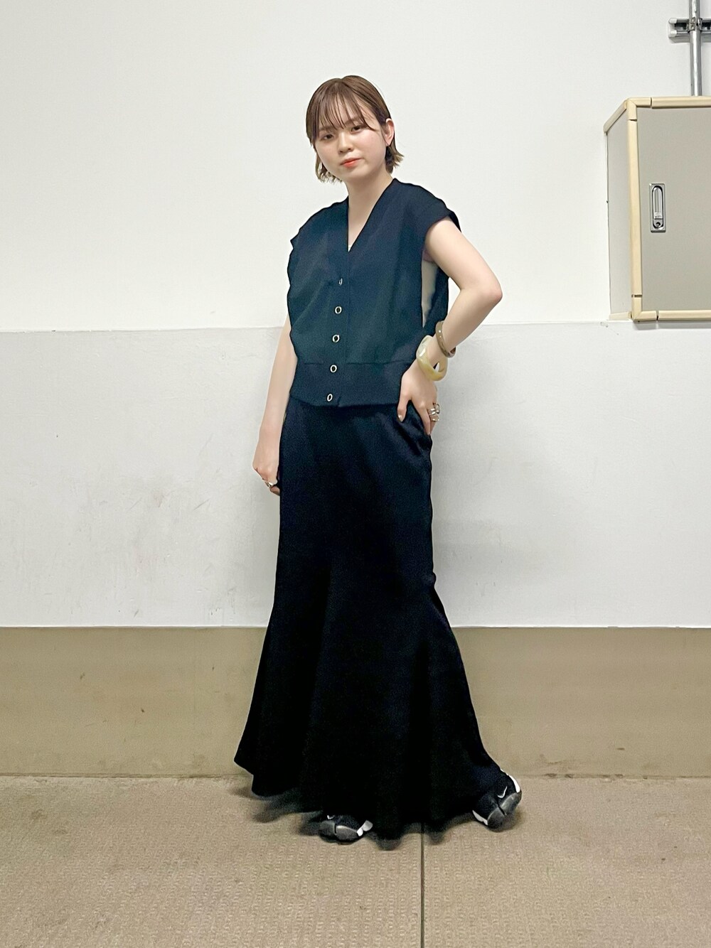 「KBF、kbf_ootd、セットアップ、ベスト、マーメイドスカート、低身長、ブラック、モノトーン、お出かけコーデ、着回しコーデ、夏コーデ、スカート、きれいめカジュアル、エアリフト」｜「KBFのリブカットソーショートベスト（Tシャツ/カットソー、ブラック系）」を使った、serikaさん（レディース・153cm）の春コーディネートの1枚目の写真