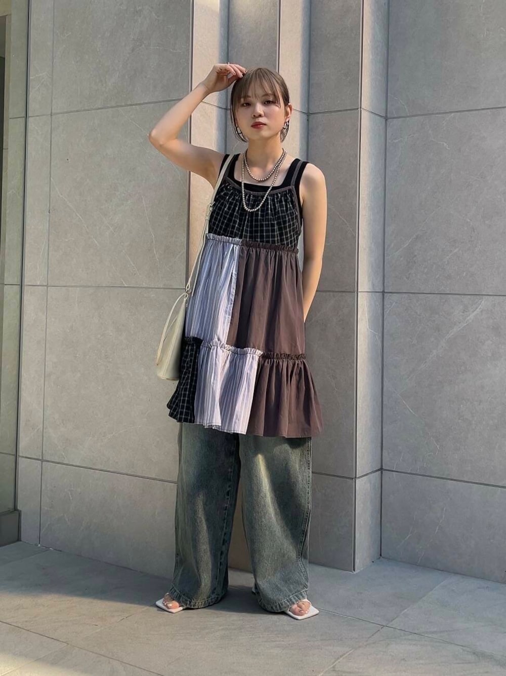 「ワンピース、キャミワンピース、デニム、kbf_ootd、KBF、レイヤードスタイル、低身長、newarrival、低身長コーデ、春夏コーデ、パッチワーク、ミニワンピース、骨格ナチュラル、春カラー」｜「KBFの『2サイズ展開』ドローストリングデニム（デニムパンツ、ブルー系）」を使った、serikaさん（レディース・153cm）の春コーディネートの1枚目の写真