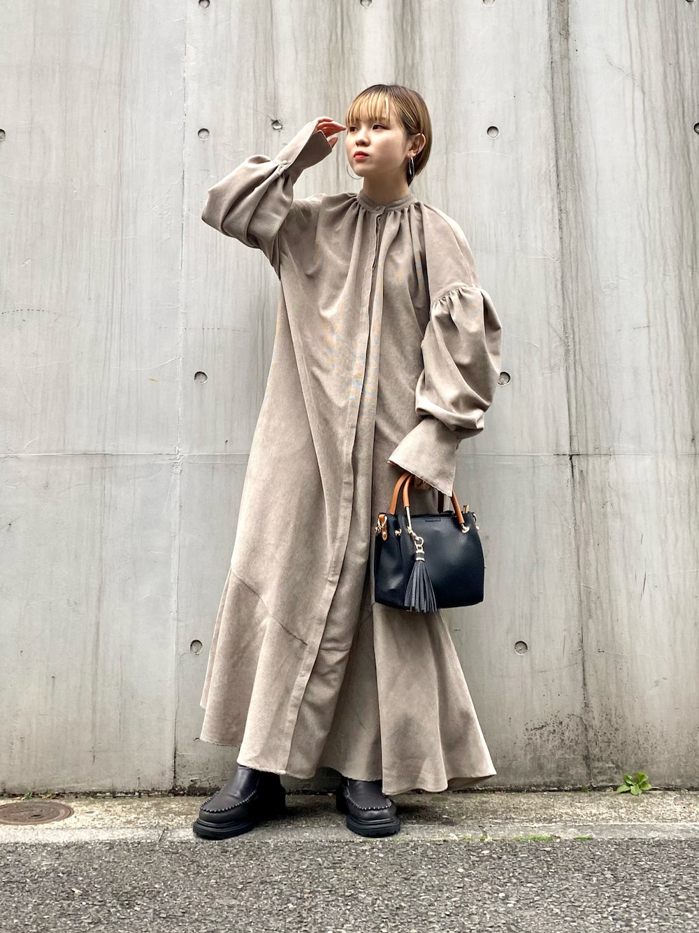 「KBF、kbf_ootd、ワンピース、ゆるコーデ、シンプルコーデ、ベージュ、ボリューム袖、ブーツ、大人カジュアル、冬コーデ、ラクチンコーデ、RODE SKO、ロングワンピース」｜「RODE SKOのプチ2WAYトートバッグ（トートバッグ、ブラック系）」を使った、serikaさん（レディース・153cm）の冬コーディネートの1枚目の写真