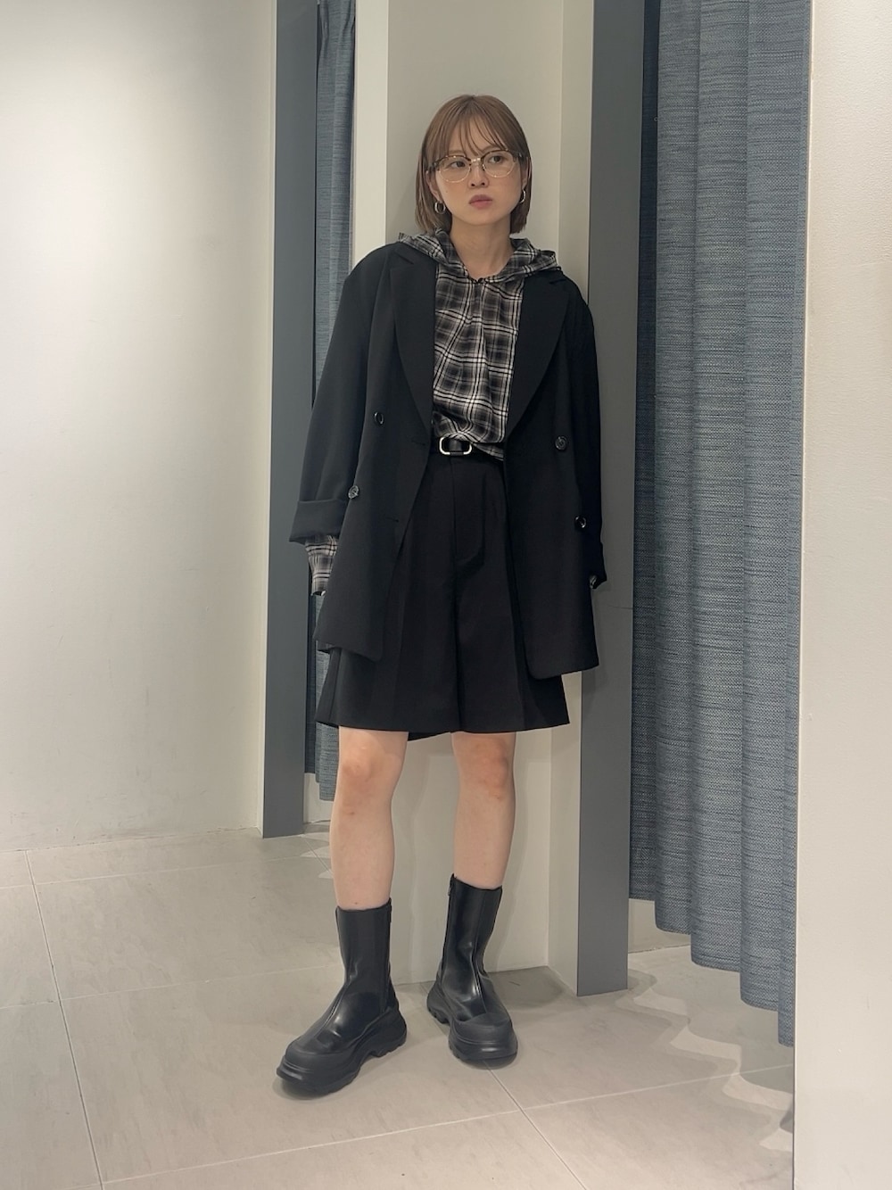ブラック系のその他パンツ、その他のシャツ/ブラウス、ブラック系のその他アウターを着用したレディースの秋コーディネートの1枚目の写真