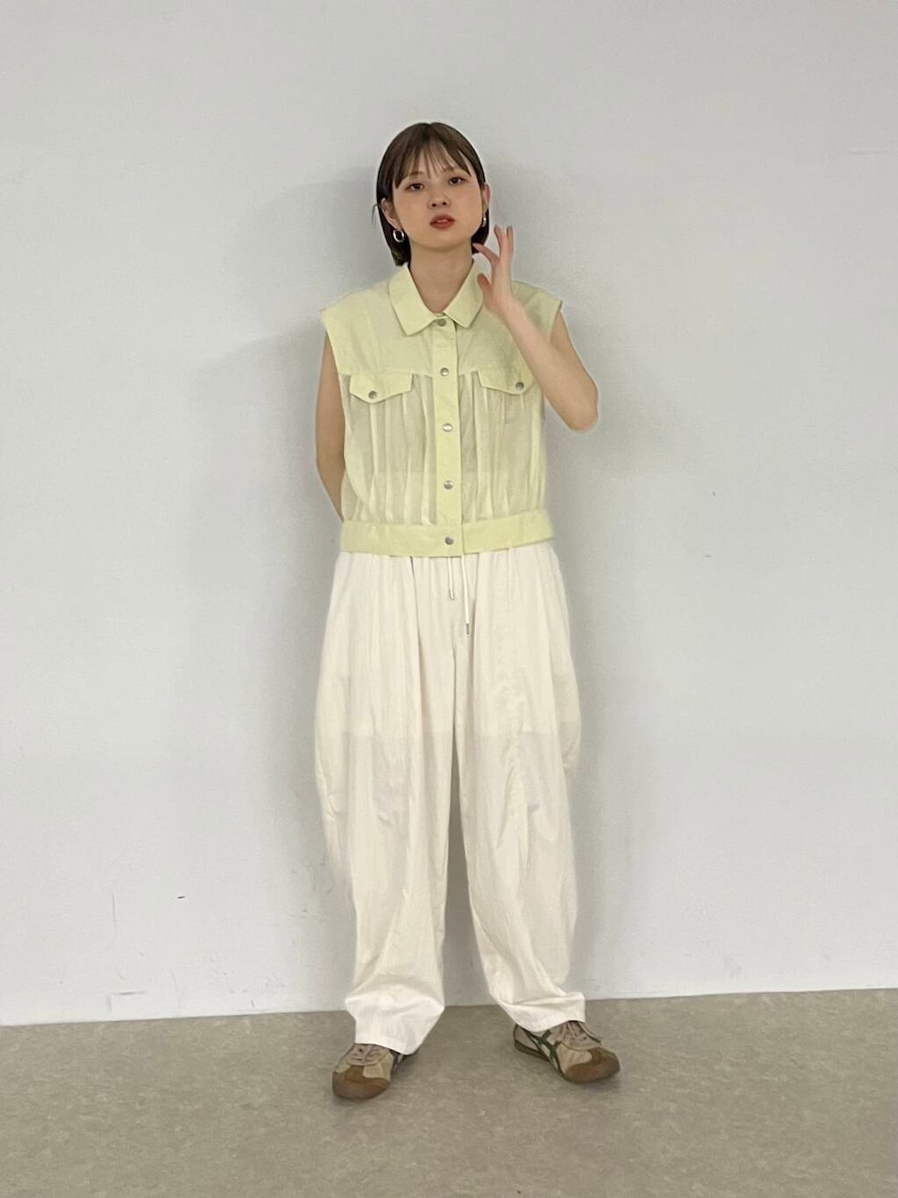 「スニーカー、ベスト、イージーパンツ、カジュアルコーデ、シンプルコーデ、kbf_ootd、KBF、低身長、夏コーデ、パンツスタイル、低身長コーデ、シアートップス、骨格ナチュラル、私のイチ推しブランド、初夏のお出掛けコーデ」｜「KBFのイージーフォルムパンツ（その他パンツ、ホワイト系）」を使った、serikaさん（レディース・153cm）の春コーディネートの1枚目の写真