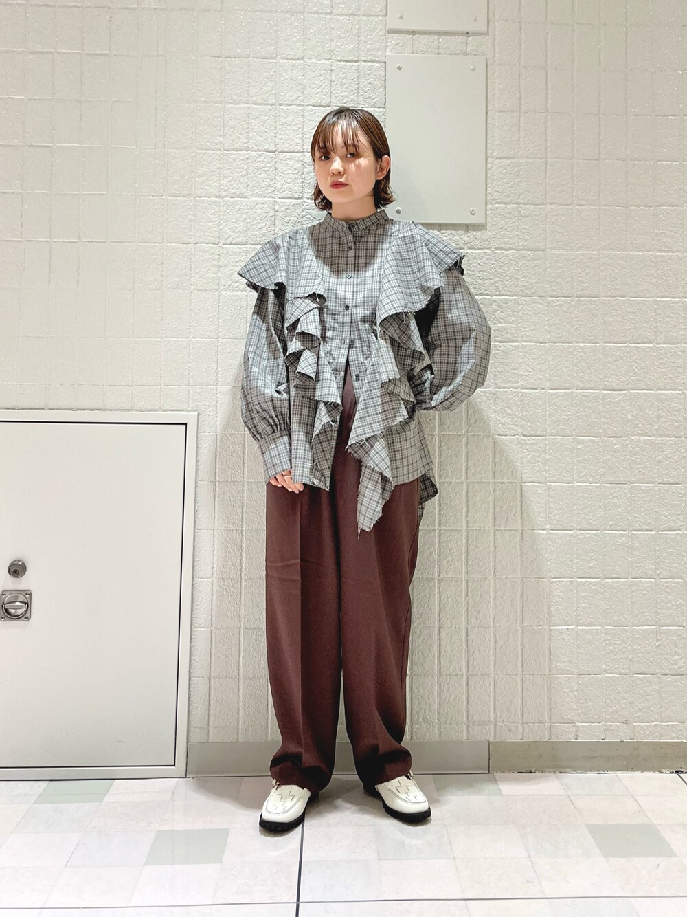 「KBF、kbf_ootd、チェック、秋先取りコーデ、秋コーデ、低身長、スラックス、パンツスタイル、ローファー、きれいめカジュアル、秋服準備はじめました、秋冬コーデ、ブラウス、ブラウン」｜「KBFのセンタープレスWIDEスラックス（スラックス、ブラウン系）」を使った、serikaさん（レディース・153cm）の秋コーディネートの1枚目の写真