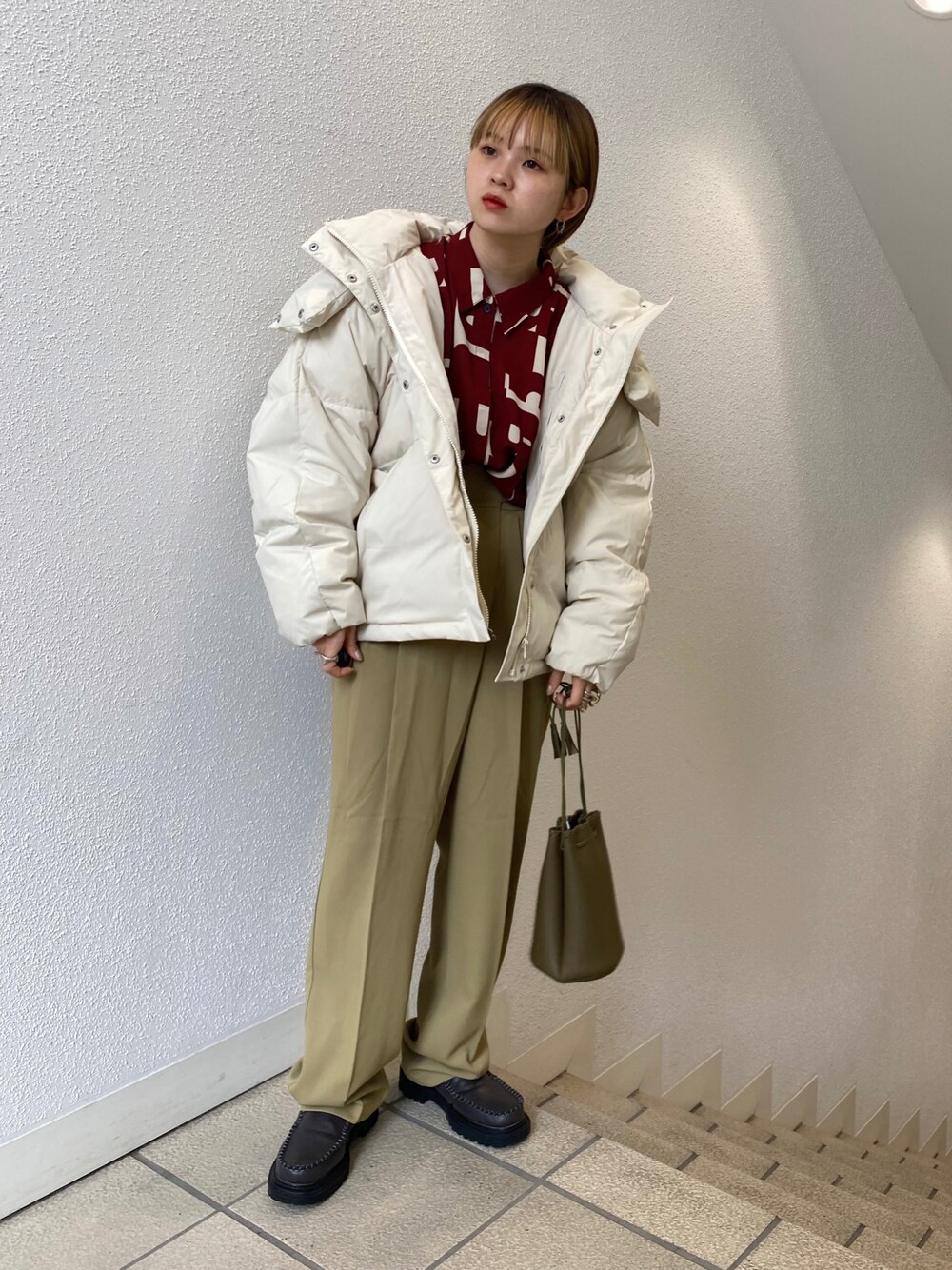 「KBF、kbf_ootd、ダウンジャケット、柄シャツ、カラーパンツ、ワイドパンツ、ゆるコーデ、カジュアル、低身長、パンツスタイル、今日のコーデ、ブーツ、ミニバッグ」｜「KBFのサイドゴアブーツ（ブーツ、グレー系）」を使った、serikaさん（レディース・153cm）の冬コーディネートの1枚目の写真