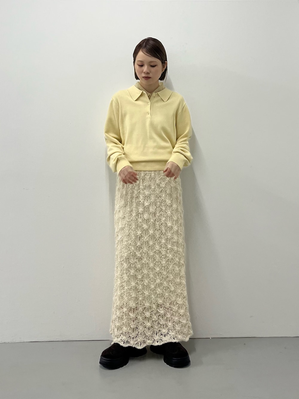 ホワイト系のニット/セーター、ブラック系のスニーカーを着用したレディースの秋コーディネートの1枚目の写真