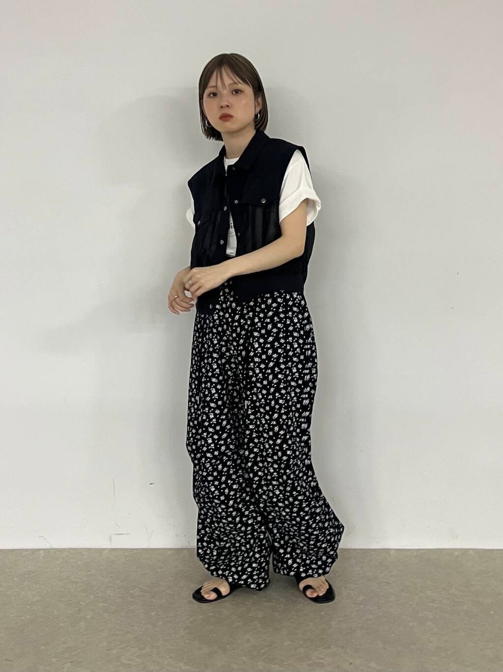 「Tシャツ、ベスト、カジュアルコーデ、花柄、カーゴパンツ、サンダル、kbf_ootd、KBF、低身長、夏コーデ、パンツスタイル、低身長コーデ、トングサンダル、シアートップス、骨格ナチュラル」｜「KBFのフラワープリントドロストパンツ（その他パンツ、ブラック系）」を使った、serikaさん（レディース・153cm）の春コーディネートの1枚目の写真