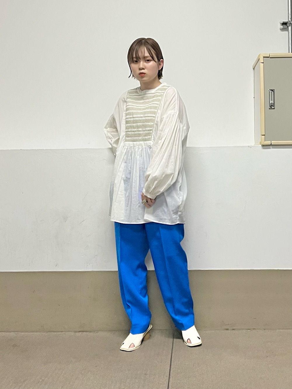 「KBF、kbf_ootd、カラーパンツ、ブラウス、ボリューム袖、お出かけコーデ、低身長、カラーコーデ、スラックス、ギャザーブラウス、ラフ、ラクチンコーデ、ootd」｜「KBFのエナメルサンダル（サンダル、イエロー系）」を使った、serikaさん（レディース・153cm）の春コーディネートの1枚目の写真