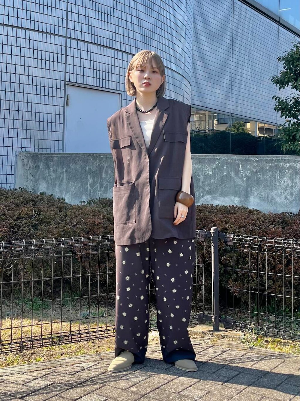 「ベスト、きれいめカジュアル、花柄、ブラウンコーデ、kbf_ootd、KBF、レイヤードスタイル、低身長、パンツスタイル、低身長コーデ、春夏コーデ、骨格ナチュラル、柄パンツ、イージーパンツ、ワントーンコーデ」｜「KBFのアソートプリントパンツ（その他パンツ、ブラウン系）」を使った、serikaさん（レディース・153cm）の春コーディネートの1枚目の写真