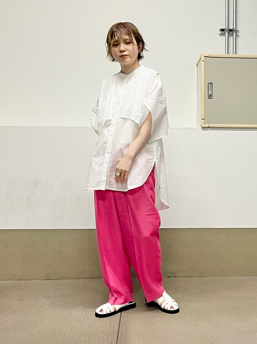 「KBF、kbf_ootd、低身長、カラーコーデ、パンツ、大人カジュアル、ワイドパンツ、ピンク、ブラウス、夏コーデ、グルカサンダル、カジュアルコーデ、ビッグシルエット、レイヤードスタイル」｜「KBFのセンタープレスWIDEスラックス（スラックス、ピンク系）」を使った、serikaさん（レディース・153cm）の春コーディネートの1枚目の写真