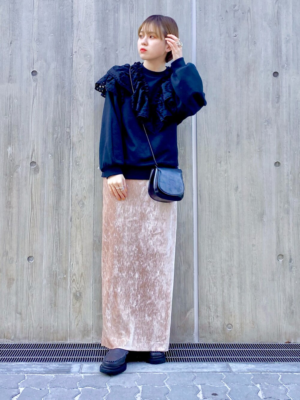 「KBF、kbf_ootd、低身長、スウェット、ミニバッグ、レース、スカート、きれいめカジュアル、ベロア、春コーデ、ショートブーツ、オトナカジュアル、ピンク×ブラック、スカートスタイル、タイトスカート」｜「KBFのクリンクルベロアタイトスカート（スカート、ブラック系）」を使った、serikaさん（レディース・153cm）の冬コーディネートの1枚目の写真