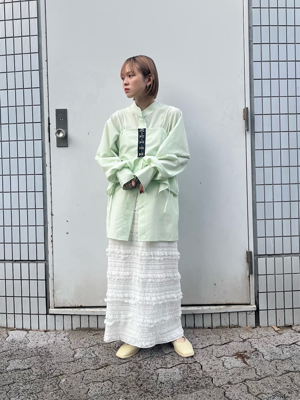「KBF、kbf_ootd、ロングスカート、きれいめカジュアル、淡色コーデ、ブラウス、ビスチェ、Iラインスカート、スカート、春コーデ、低身長、低身長コーデ、骨格ナチュラル」｜「KBFのホックビスチェSETブラウス（シャツ/ブラウス、グリーン系）」を使った、serikaさん（レディース・153cm）の冬コーディネートの1枚目の写真